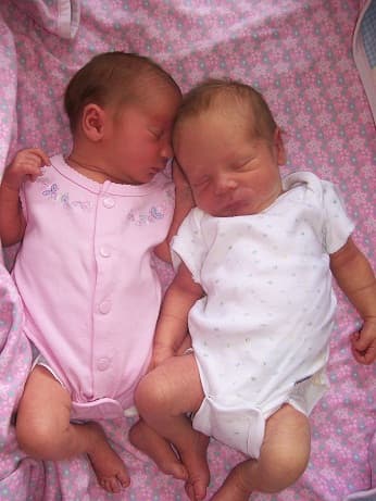 twin-babies-lying-on-pink-blanket